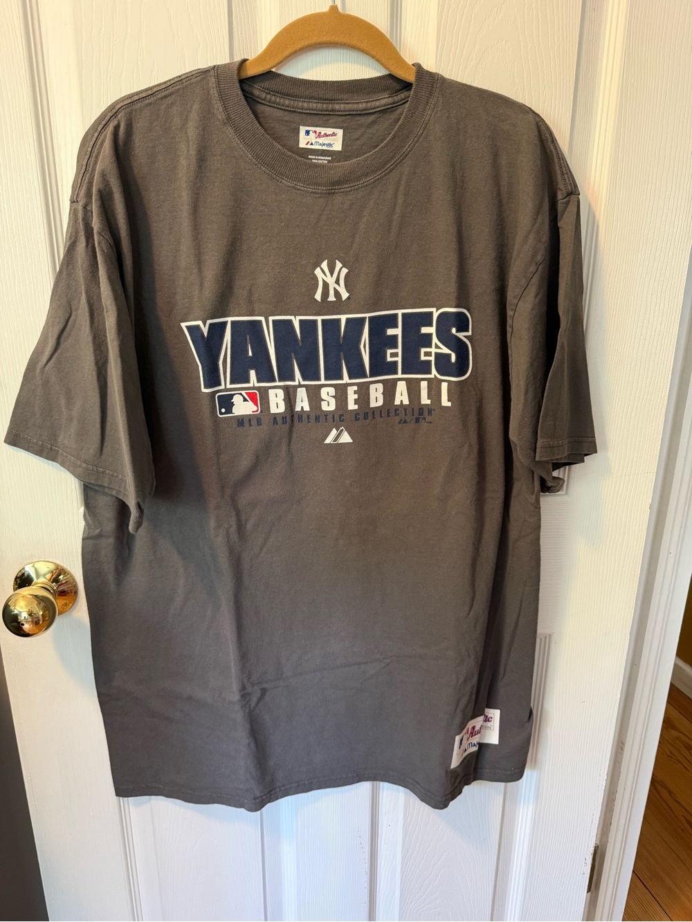 Majestic Yankees DAVID WELLS Charcoal Gray Short Sleeve Tee with Navy Graphic